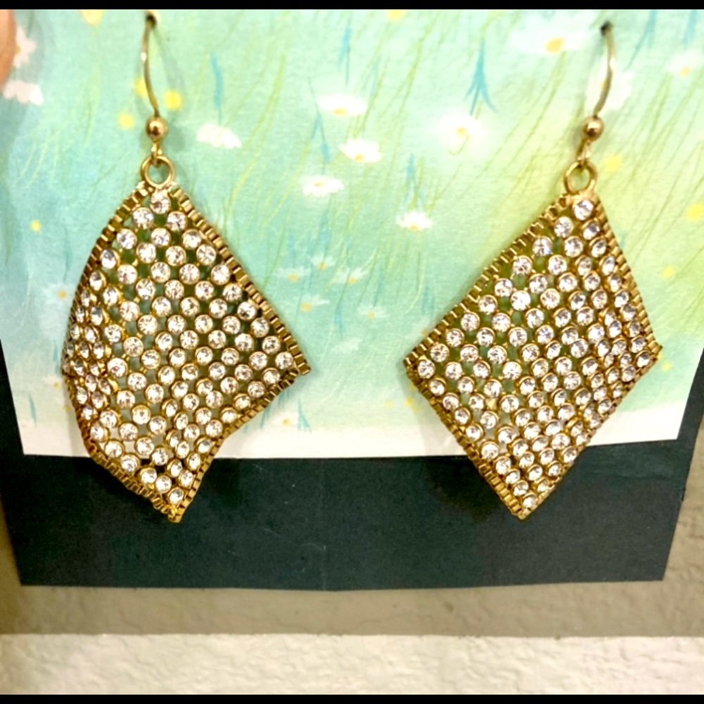 Beautiful Earrings. Stones in Gold Tone. Dazzling.